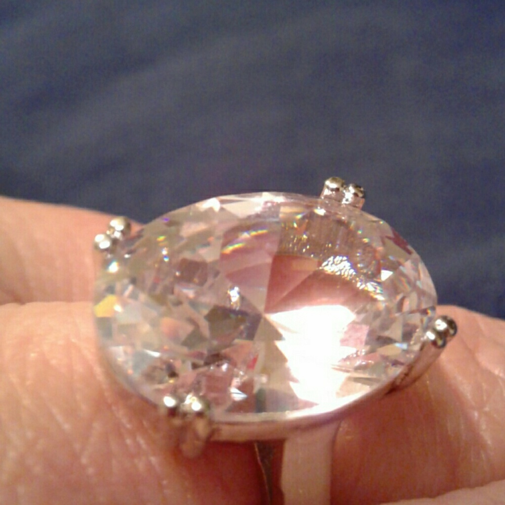 Beautiful New White Sapphire 925 Sterling Ring - Picture 6 of 8